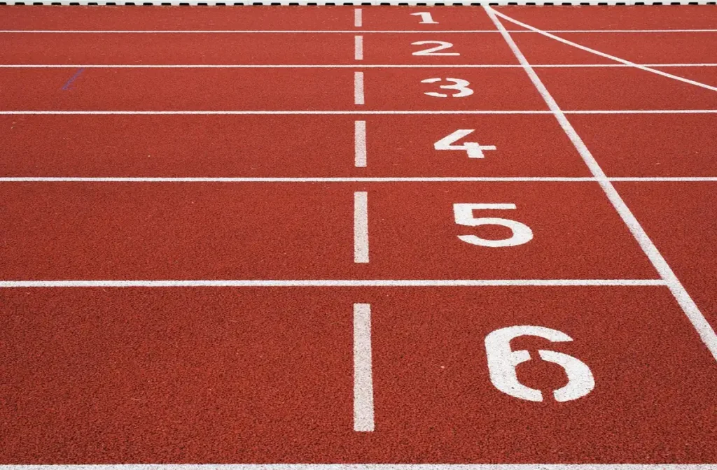 Ponumerowane tory bieżni lekkoatletycznej, na której mierzy się szybkość i wytrzymałość