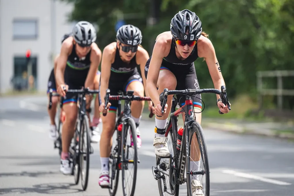 Zawodniczki na etapie kolarskim triathlonu — przed startem liczy się świeżość, nie tylko suma obciążeń